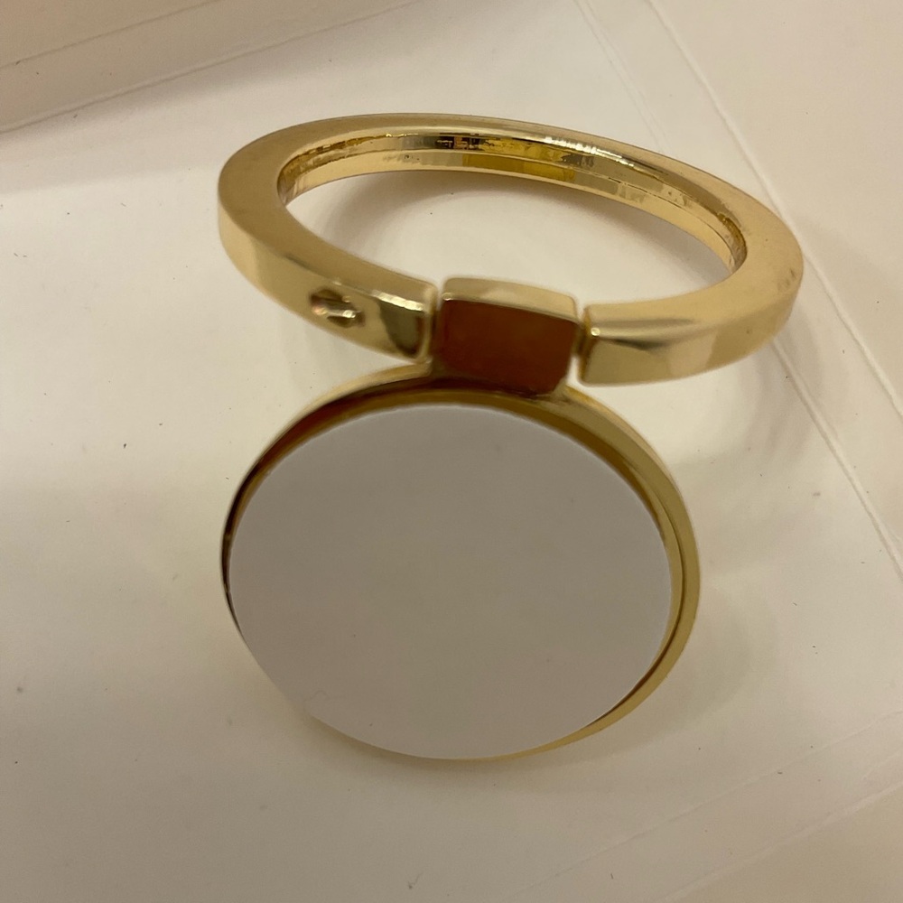 NIB Chanel Beauty gold phone ring holder - Picture 4 of 5